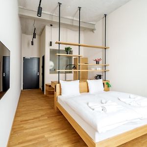 Großes Zimmer mit Kingsize-Bett